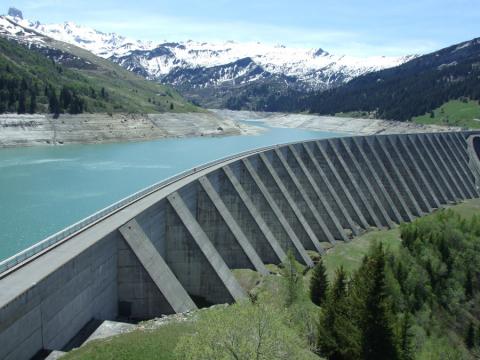 Photographie d'un barrage en montagne